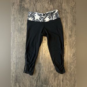 Lululemon Black Capri w/ Black/White Flower Band. Sz 4 Activewear,Athletic,Yoga